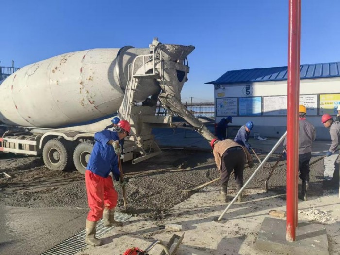 溴素二廠(chǎng)汽化區(qū)場(chǎng)地硬化工程正加快推進(jìn)